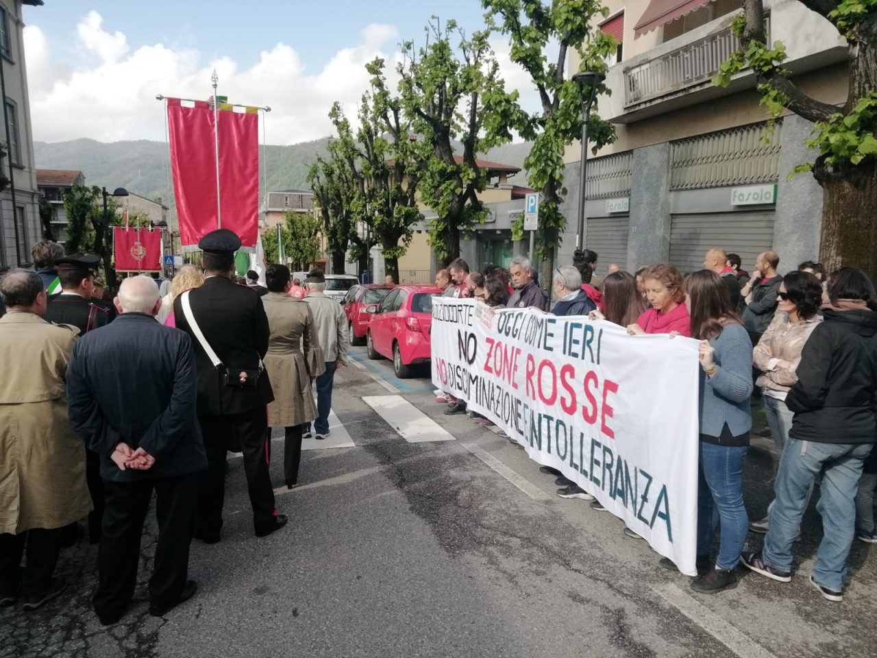 Il corteo del 25 aprile a Calolziocorte tra le proteste FOTO