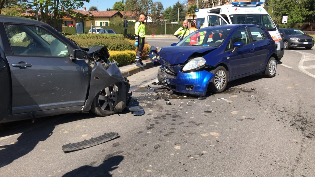 Tremendo frontale tra due auto: quattro persone coinvolte, due feriti FOTO