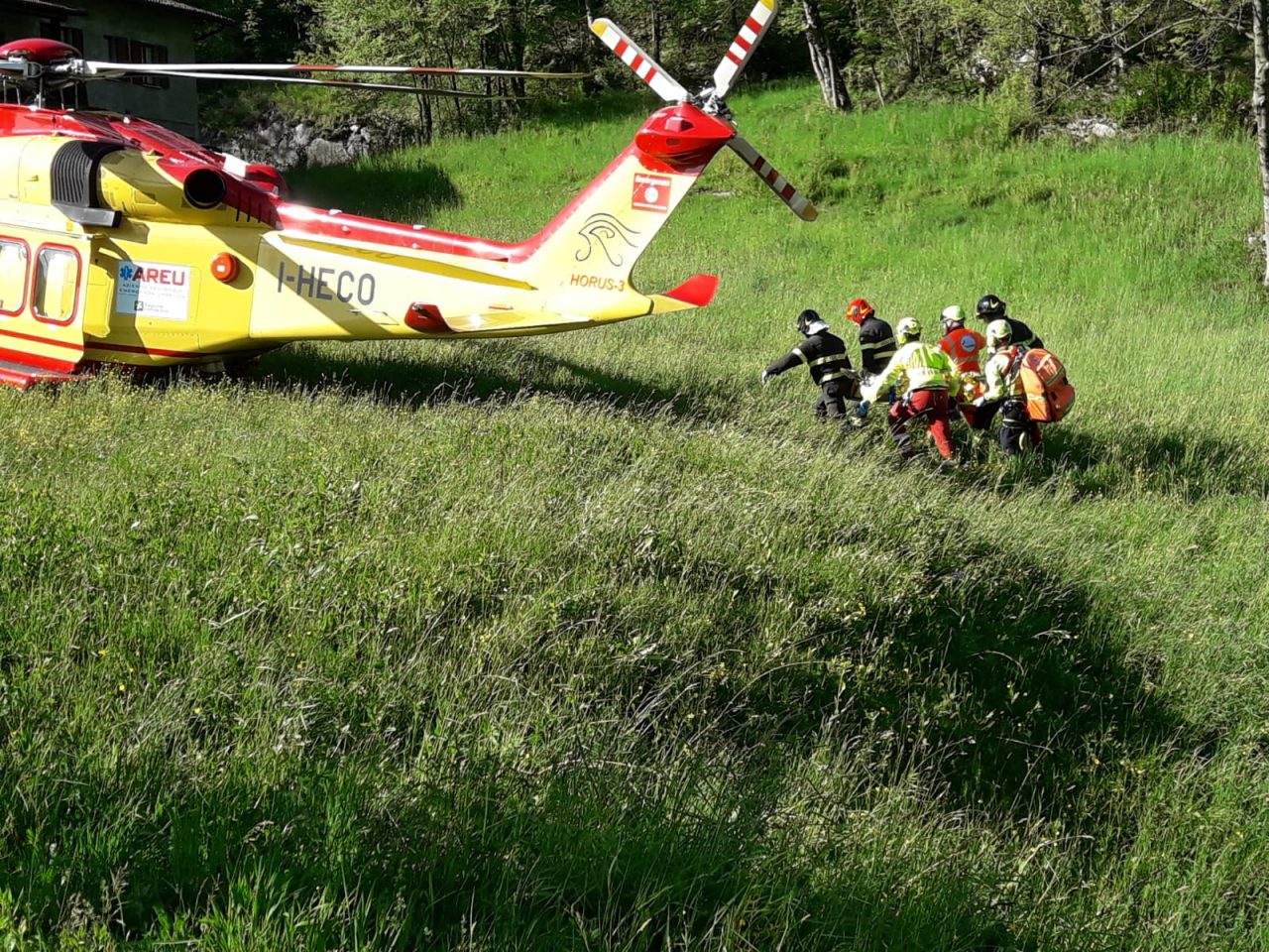 Scontro auto moto a Carlazzo, volo di 8 metri per un centauro: è grave FOTO