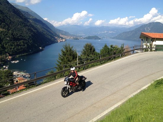 Curve e motori che passione: domani Ducati “Riding Days” a Varenna