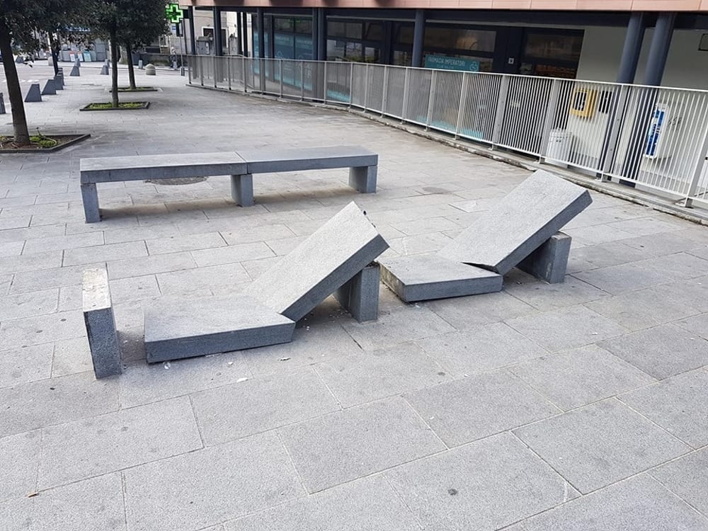 Incidente a Valmadrera: furgone dei medicinali si schianta contro le panchine