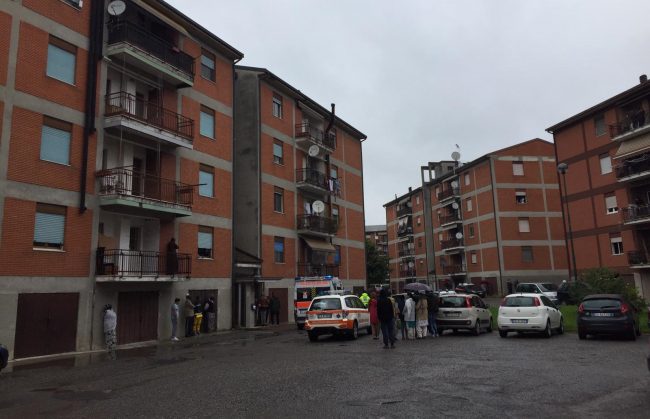 Bimba di 9 anni cade dalla finestra e muore