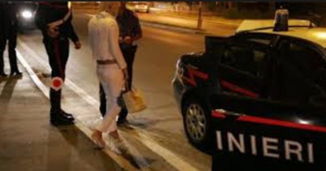 Trans quasi uccide il rivale con la scarpa col tacco