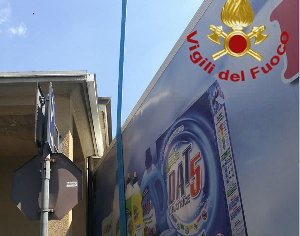 Camion finisce conto una casa e si incastra: intervento dei Vigili del Fuoco FOTO