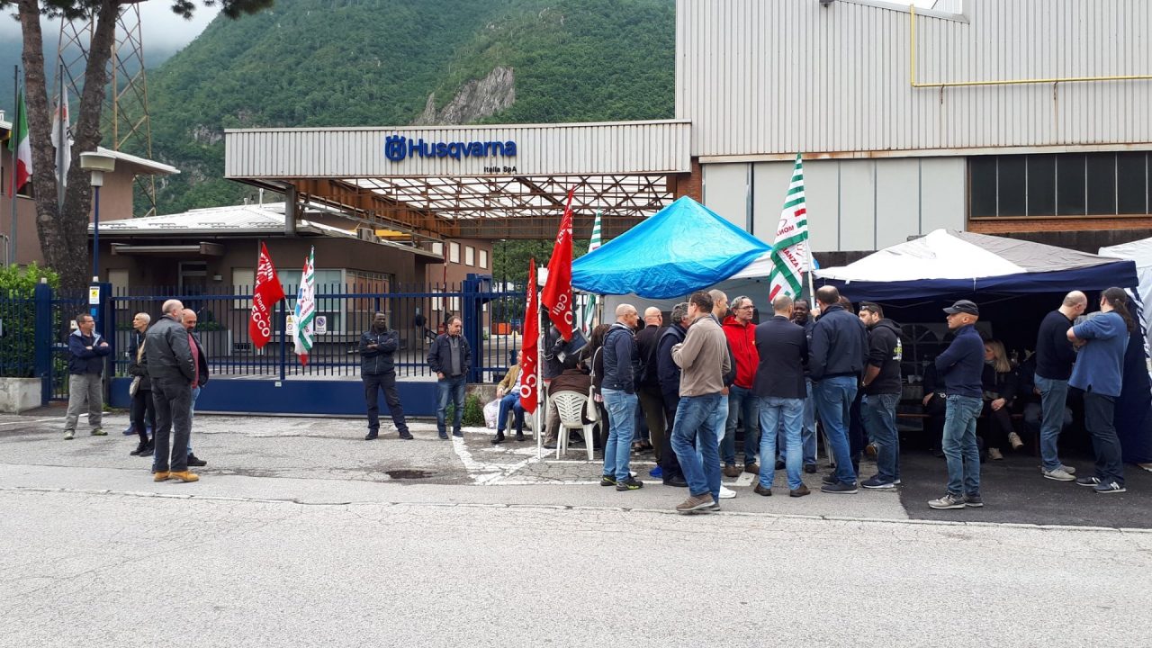 Husqvarna: prosegue il presidio parmanente fuori dall’azienda di Valmadrera FOTO