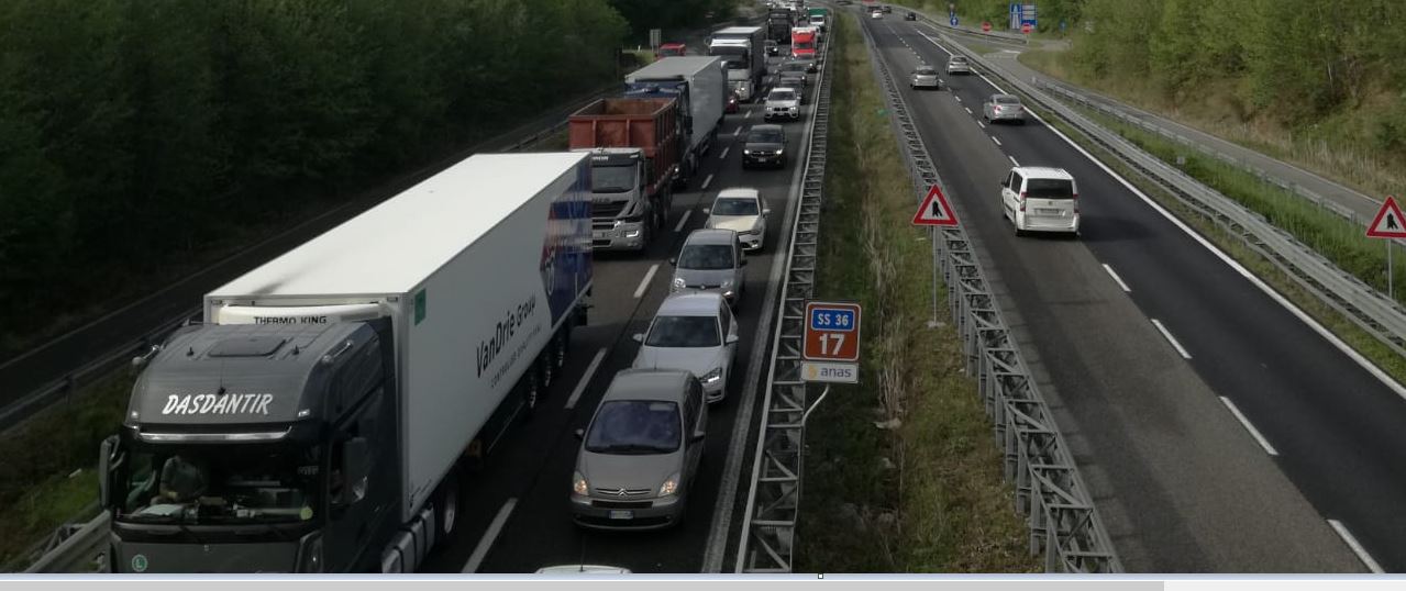 Maxi carambola in Statale 36 tra furgone e quattro auto: traffico paralizzato FOTO