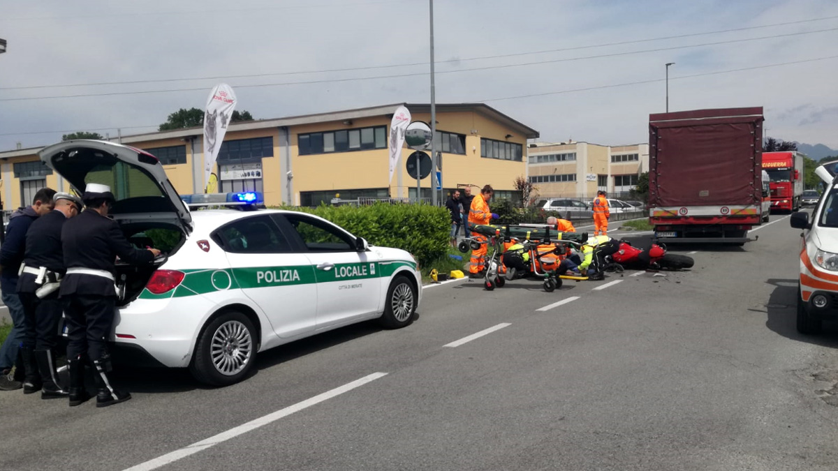 Schianto moto contro camion: giovane centauro in ospedale FOTO E VIDEO