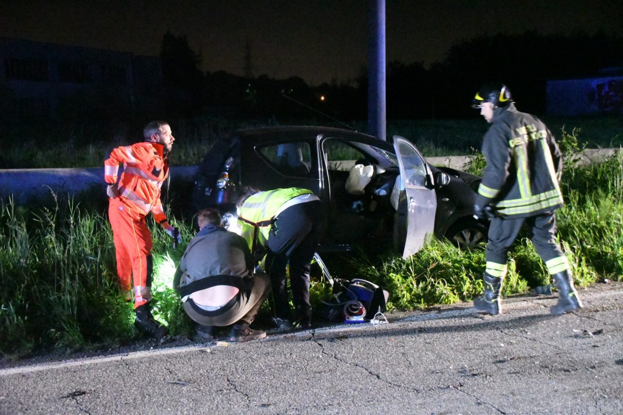 Incidente frontale, gravissimo un giovane FOTO e VIDEO