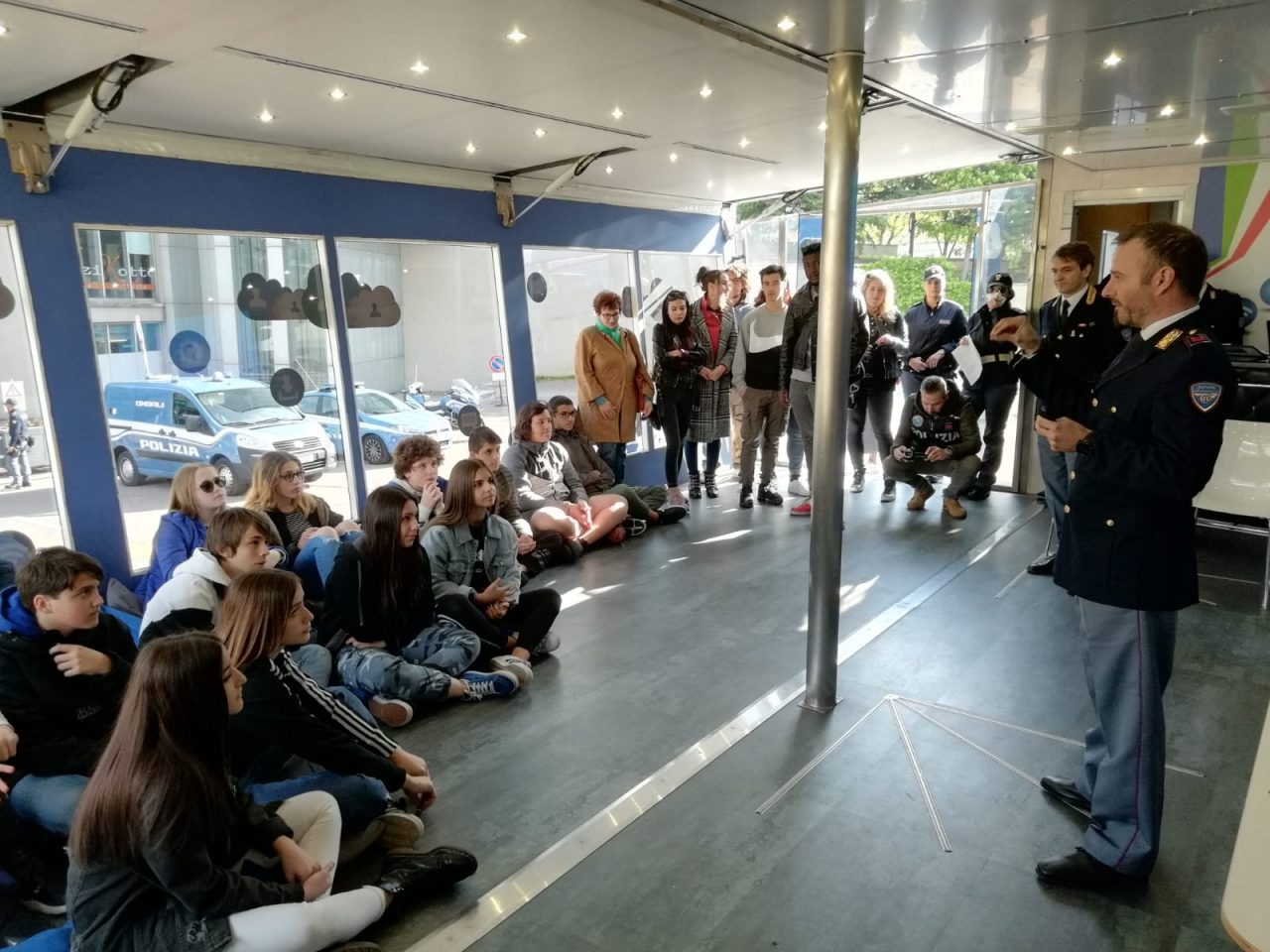 Ragazzi attenti ai social: la Polizia Postale incontra gli studenti a Lecco FOTO
