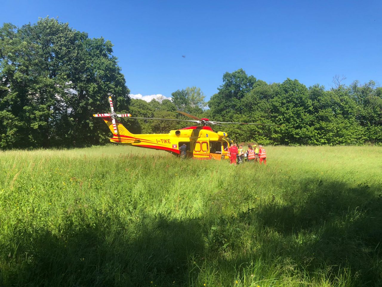 Si sente male alla Festa della Madonna del Bosco: trasportato in ospedale in elicottero FOTO