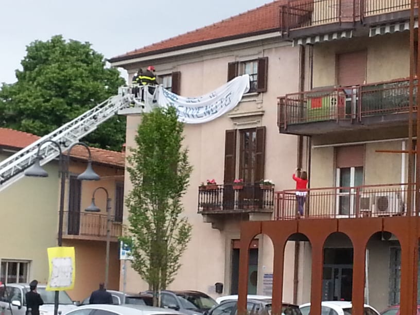 Striscione anti-Salvini rimosso a Brembate, infuria la polemica