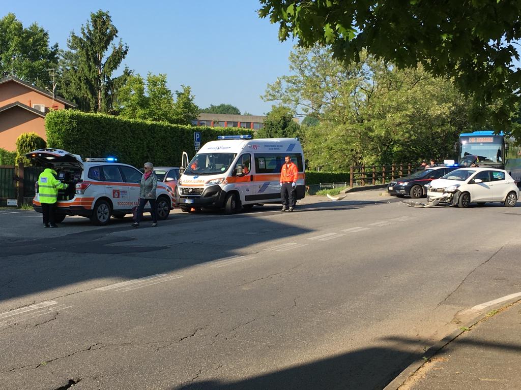 Scontro auto moto, diciottenne in ospedale FOTO