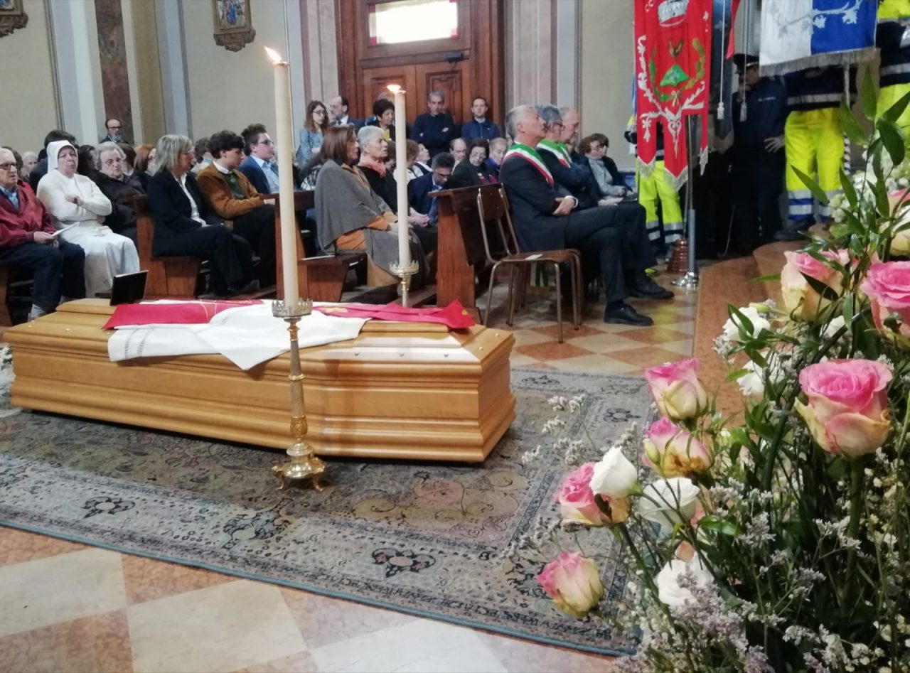 In tantissimi per l’ultimo saluto a don Enrico FOTO
