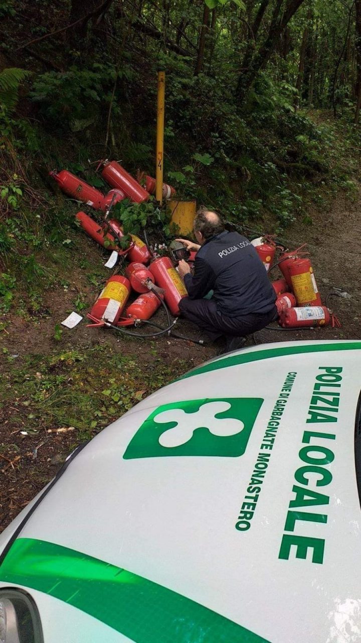 Estintori abbandonati nei boschi tra Barzago e Garbagnate FOTO