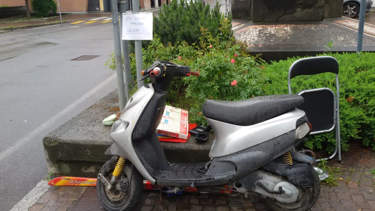 Svuotano la cantina e regalano le cose (mettendole in strada)