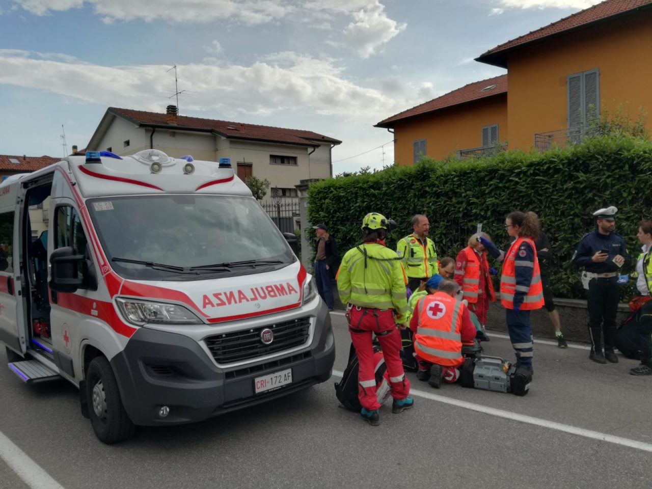 Cade in bici e batte la testa contro un pilastro: paura per una trentenne FOTO