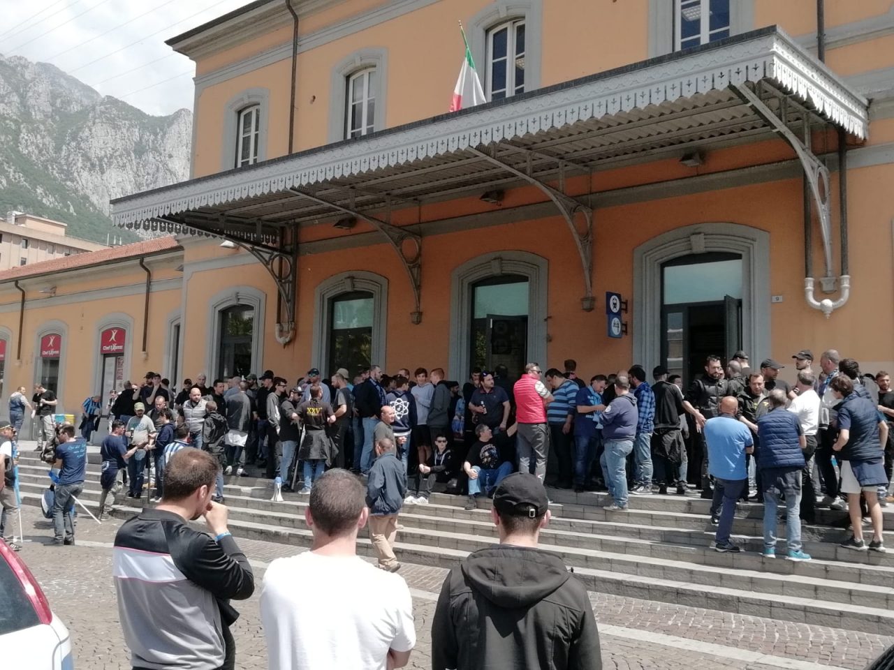Derby Como-Lecco: oltre 400 tifosi blucelesti in stazione FOTO E VIDEO