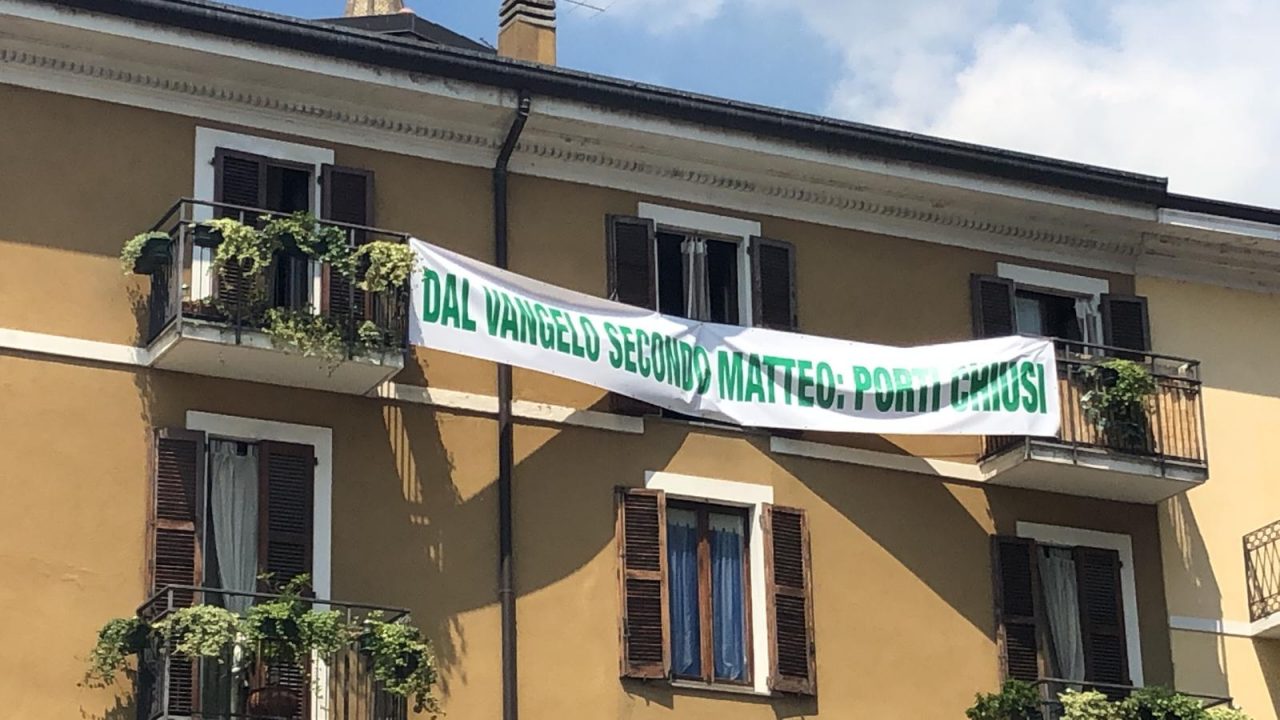 Infuria a Lecco la polemica intorno allo striscione “Dal vangelo secondo Matteo: porti chiusi”