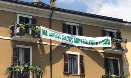 Infuria a Lecco la polemica intorno allo striscione "Dal vangelo secondo Matteo: porti chiusi"