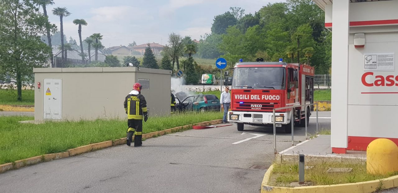 Auto in fiamme al benzinaio dell’Auchan FOTO e VIDEO