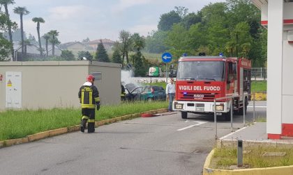 Auto in fiamme al benzinaio dell'Auchan FOTO e VIDEO