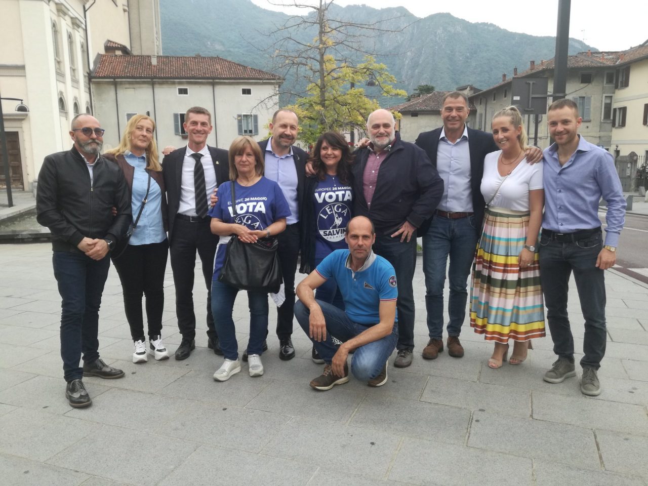 Salvini irrompe a Valmadrera e “bacchetta” don Tommaso