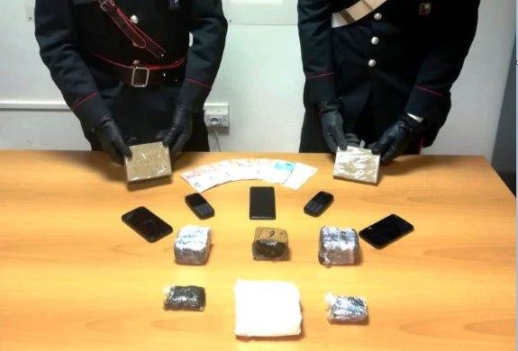 Beccato con oltre due chili di droga tra coca, hashish ed eroina gialla: in manette