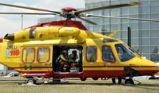Schiacciato dalla sua auto contro il muro del garage: 72 in arresto cardiaco