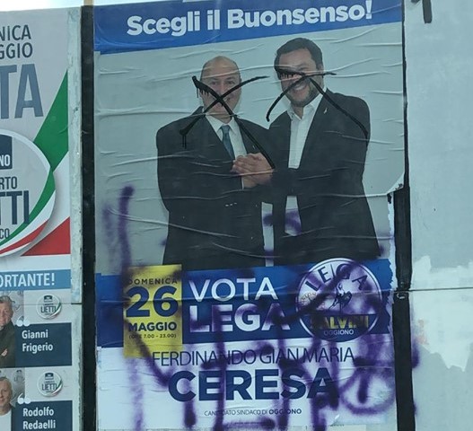 Vandali a Oggiono: imbrattati i manifesti della Lega
