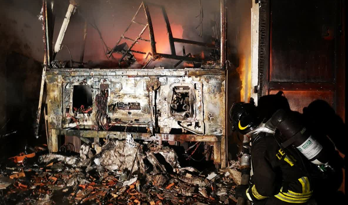 Incendio a Lezzeno: brucia il box vicino alle abitazioni VIDEO