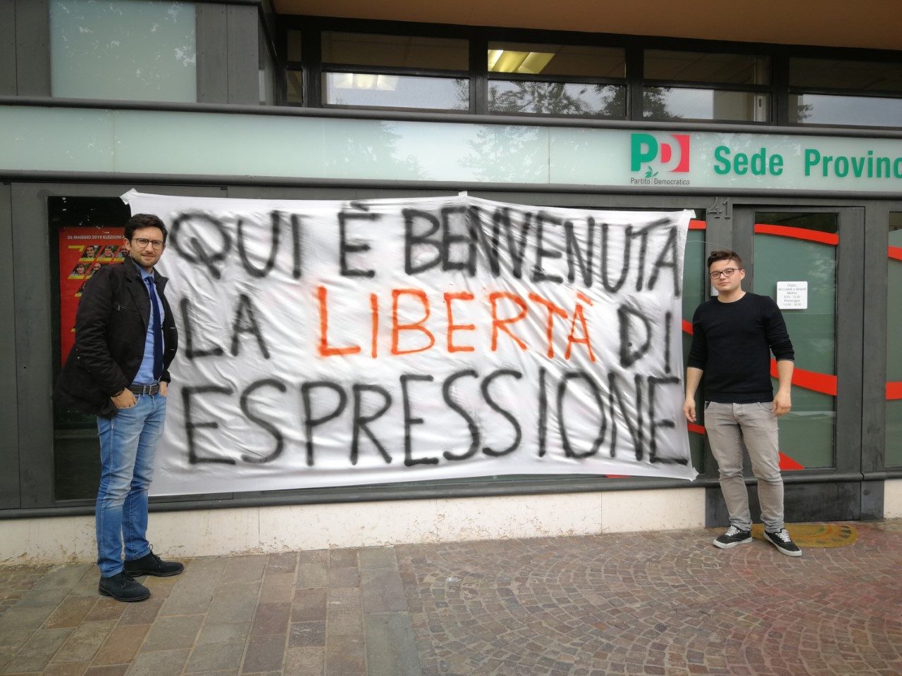 Striscione contro la censura, il Pd lancia la sfida: “Qui è benvenuta la democrazia”