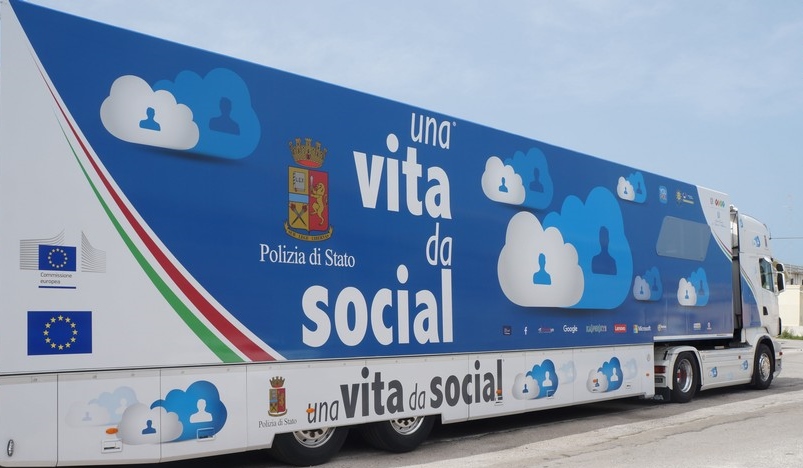 Una vita da social: domani a Lecco il camper della Polizia Postale