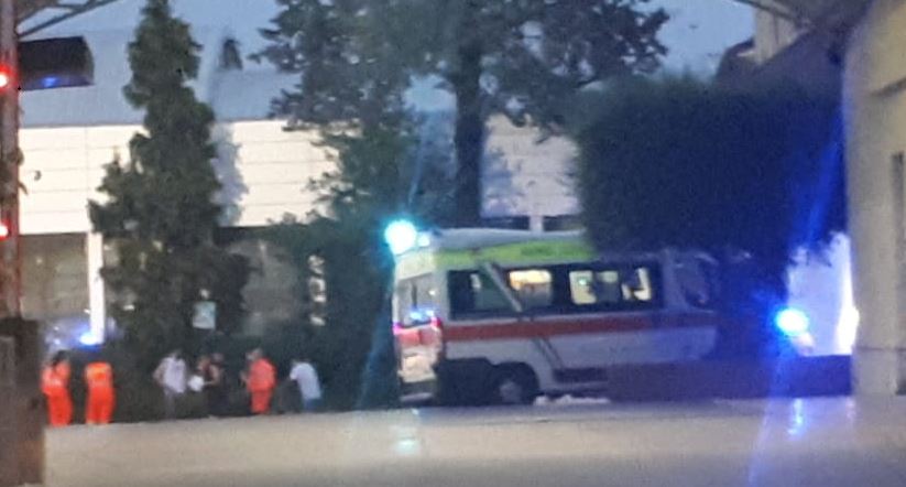 Maxi mobilitazione per un incendio in ditta: una decina di intossicati, quattro in ospedale FOTO