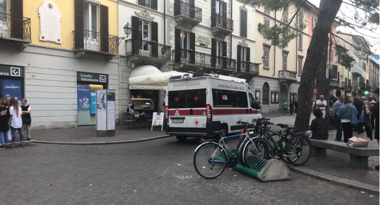 Si sente male al “Cantun di ball”: 67enne salvato dai passanti con il defibrillatore