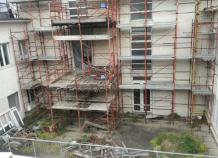 Spesi oltre 3 milioni di euro ma il cantiere dell’ex mutua di Lecco resta rifugio dei senzatetto