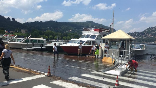Il Lario esonda a Como: lungolago completamente chiuso alle auto