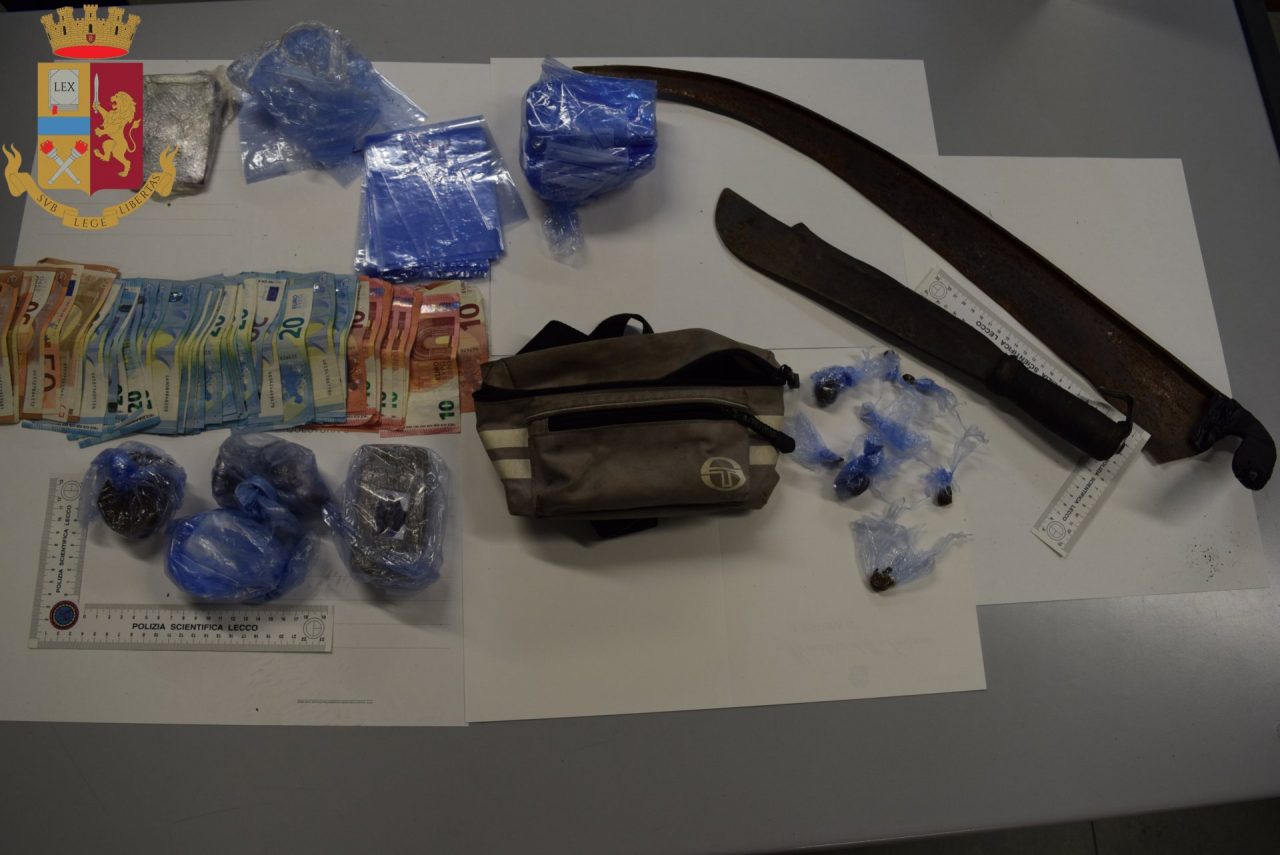Poliziotti lecchesi nel bosco della droga: trovati cocaina, eroina, hashish, soldi e anche due machete