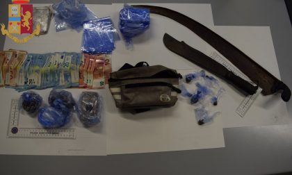 Poliziotti lecchesi nel bosco della droga: trovati cocaina, eroina, hashish, soldi e anche due machete