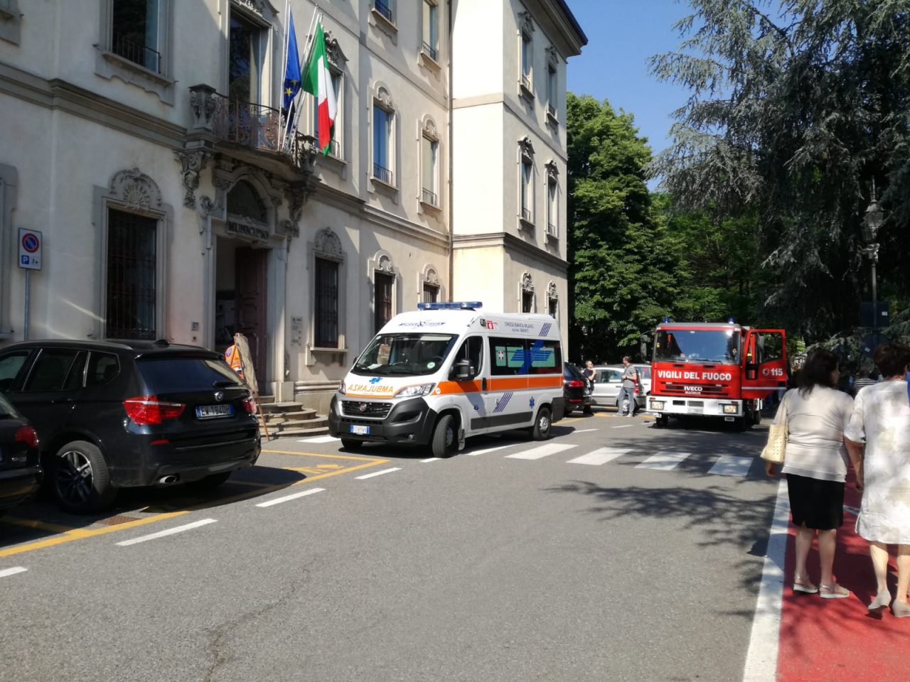 Cadono le luci sul palco ferita una maestra di danza
