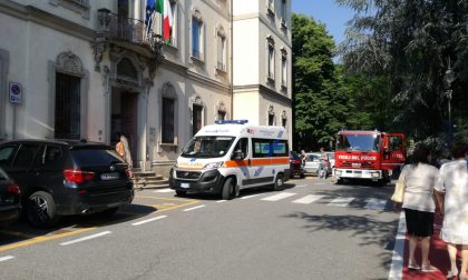 Cadono le luci sul palco ferita una maestra di danza