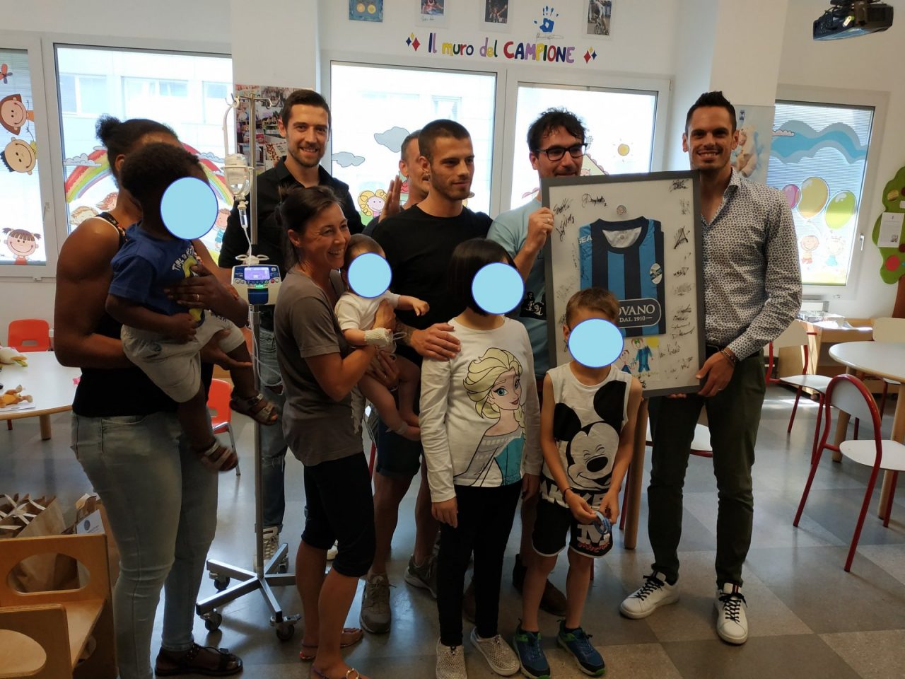 Tifosi e giocatori dal cuore grande (e bluceleste) consegnano i peluches ai bimbi della Pediatria FOTO