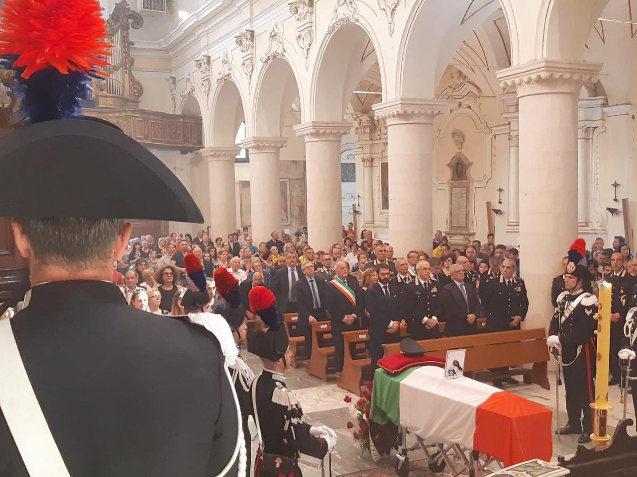 Commosso addio al carabiniere investito e ucciso. La figlia: “Ti hanno strappato via da me”