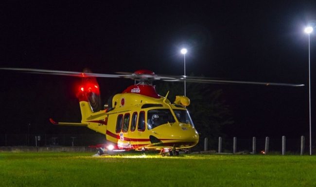 Schianto in autostrada, muoiono i genitori: soccorritori trovano bimbo che piange nel seggiolino