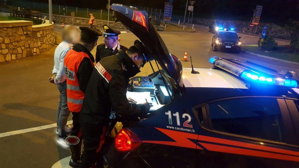 Strappa la catenina dal collo di un 22enne: denunciato per rapina