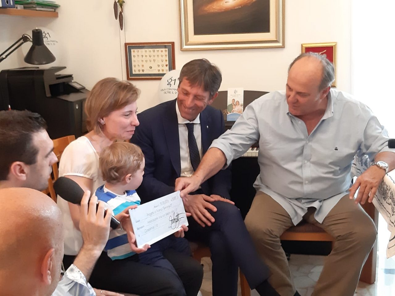 Sorpresa sul lago, Gerry Scotti in visita al piccolo Martin VIDEO
