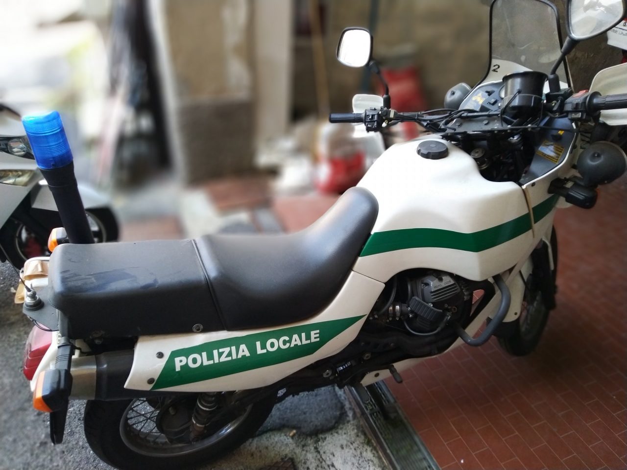 Auto e moto del Comune (anche una Guzzi) e bici abbandonate: Palazzo Bovara vende tutto FOTO