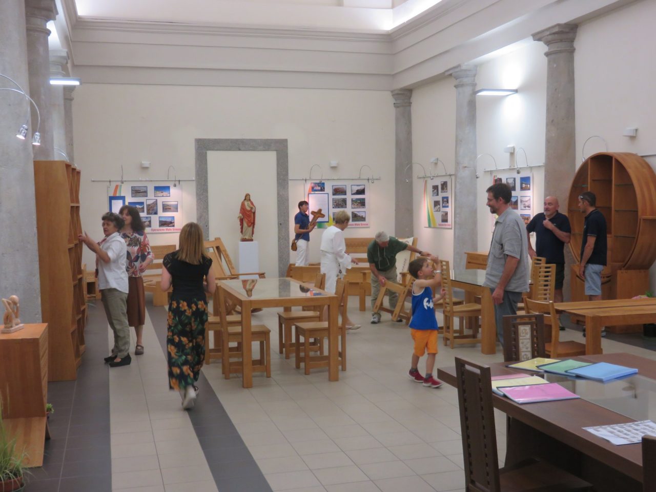 Arte e carità: aperta la mostra dei mobili del Mato Grosso