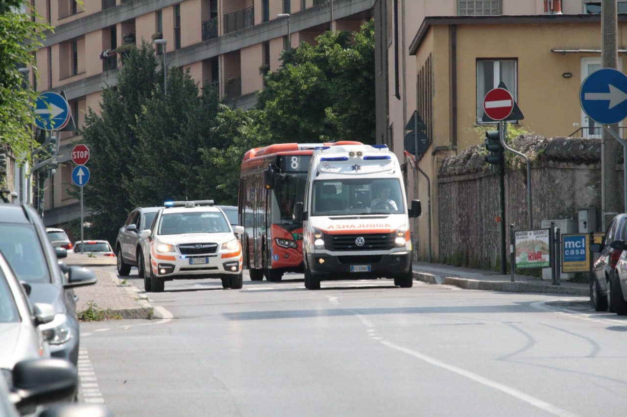 Va a trovare la moglie al cimitero, si sente male e cade dalle scale: 77enne in condizioni serie