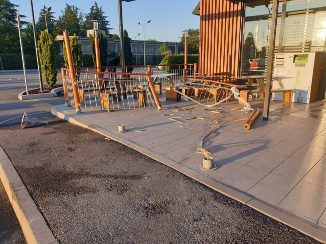 Entra con l’auto al McDonald’s distrugge i tavoli e poi scappa