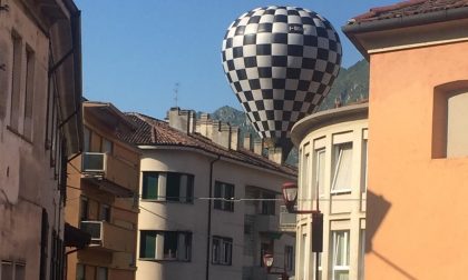 Mongolfiera in volo tra le case di Castello